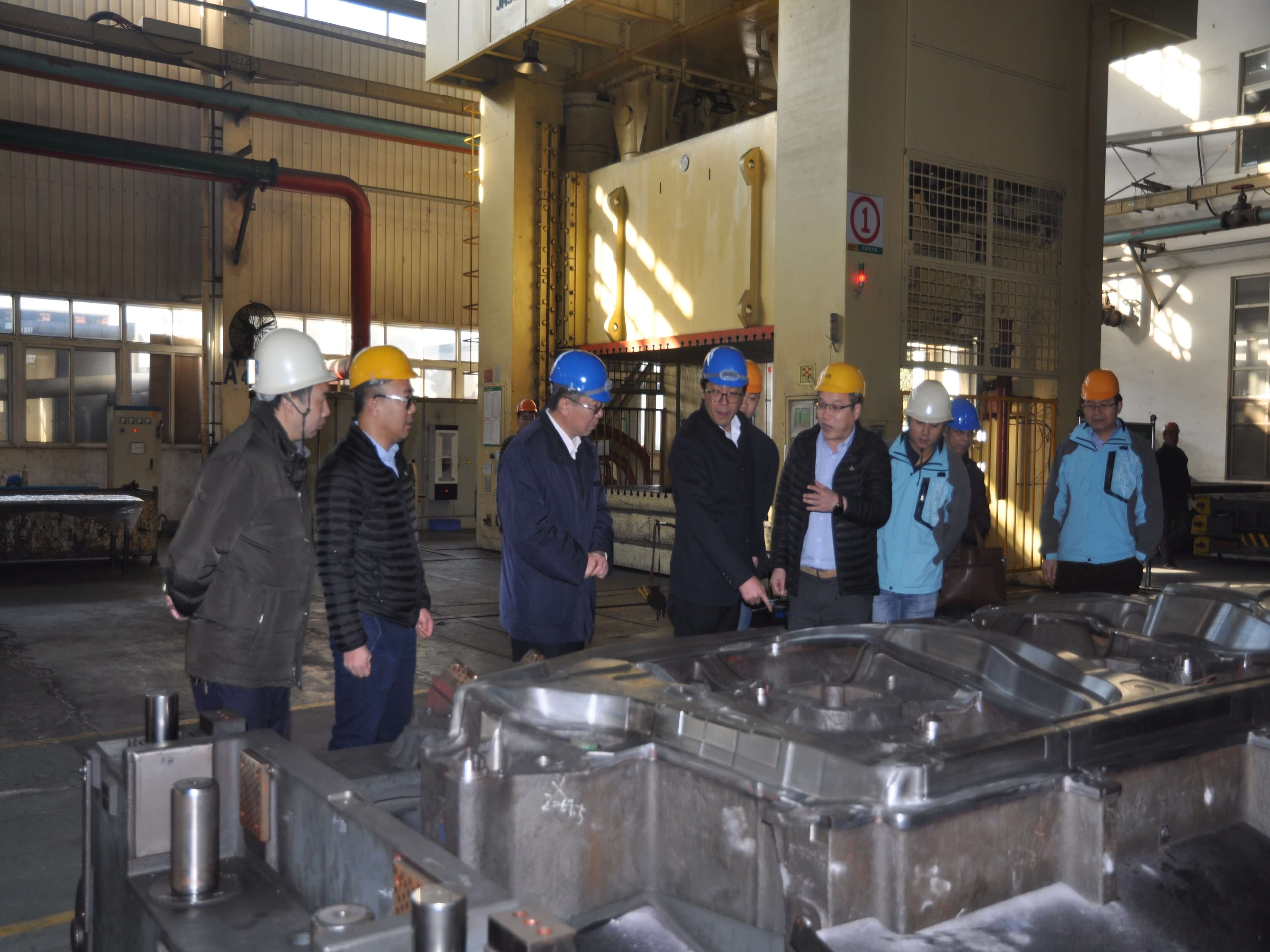 1605489433411713.jpg 福臻副總經理劉偉向安衛介紹模具車間情況.JPG